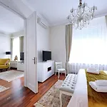 Deco Suite Quarter