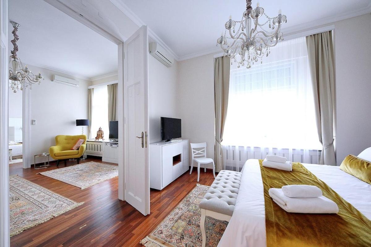 Deco Quarter *